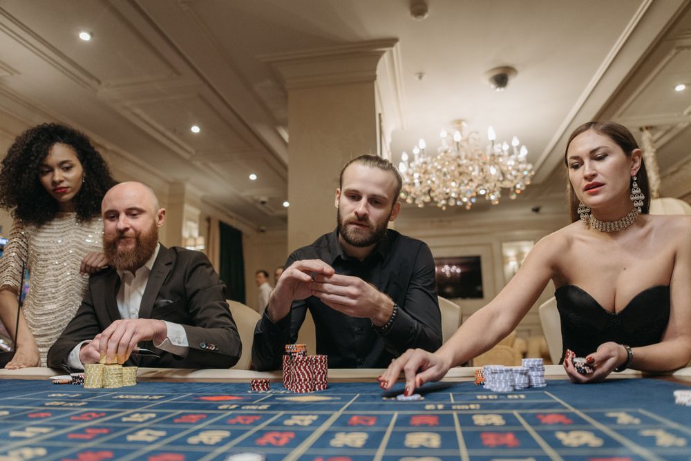 Chip poker dan kartu tergeletak di atas meja hijau