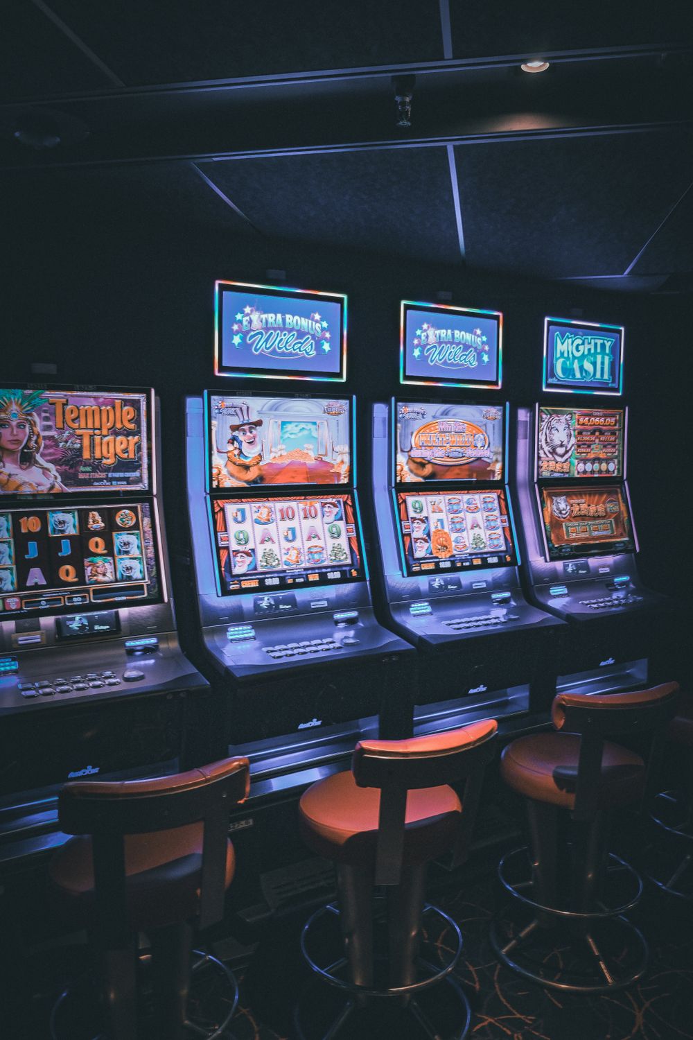 Mesin slot digital dengan tampilan gulungan warna-warni